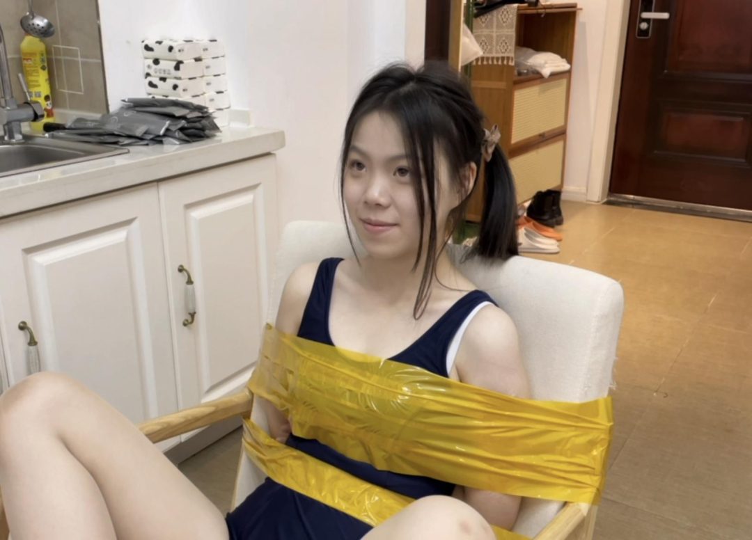 【小灵】3层胶带封嘴，椅子固定后，丝袜蒙脸，穿着肉丝的小灵，显得皮肤好白~-2