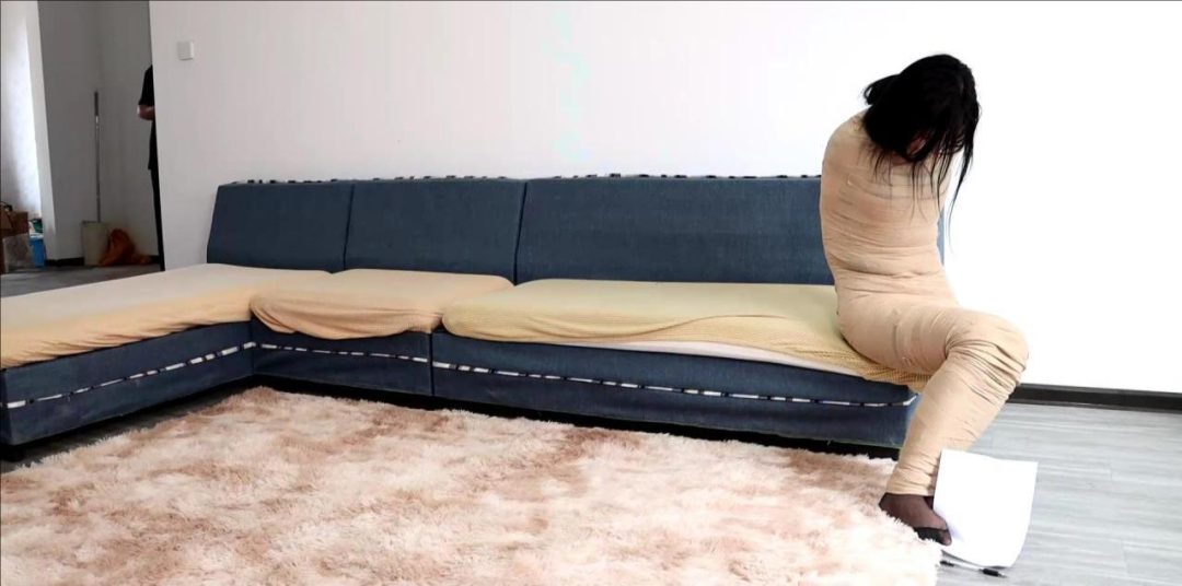 king定拍《快递~性感真人抱枕》传说中的快递真人抱枕 性感全包美女 还可以用遥控器控制 可怜人茧吃力求救-7