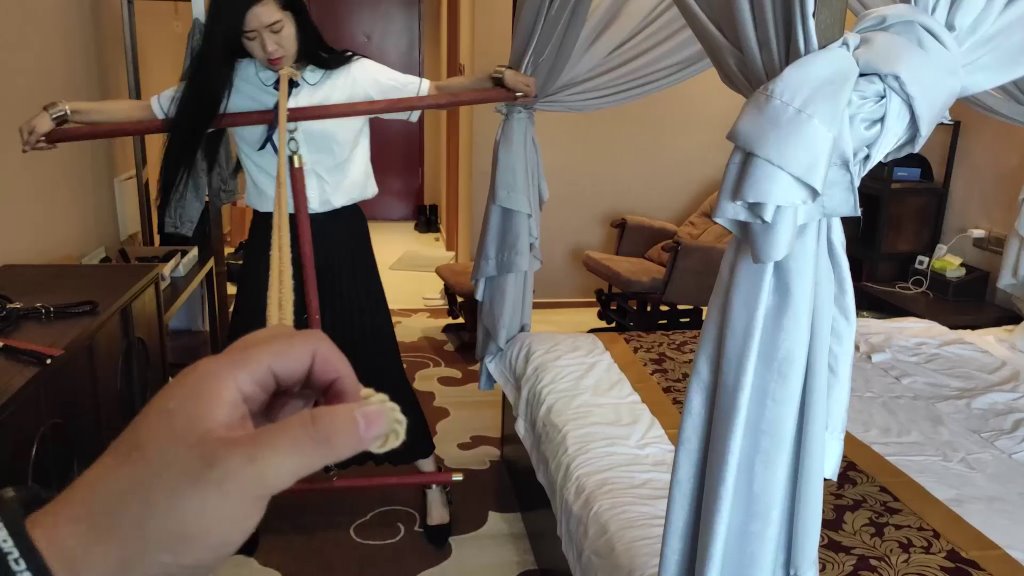 妻奴调教日记第二部（上） 戴枷展示茶艺 锁死囚铐 大字吊 藤条鞭打 调戏电击-3