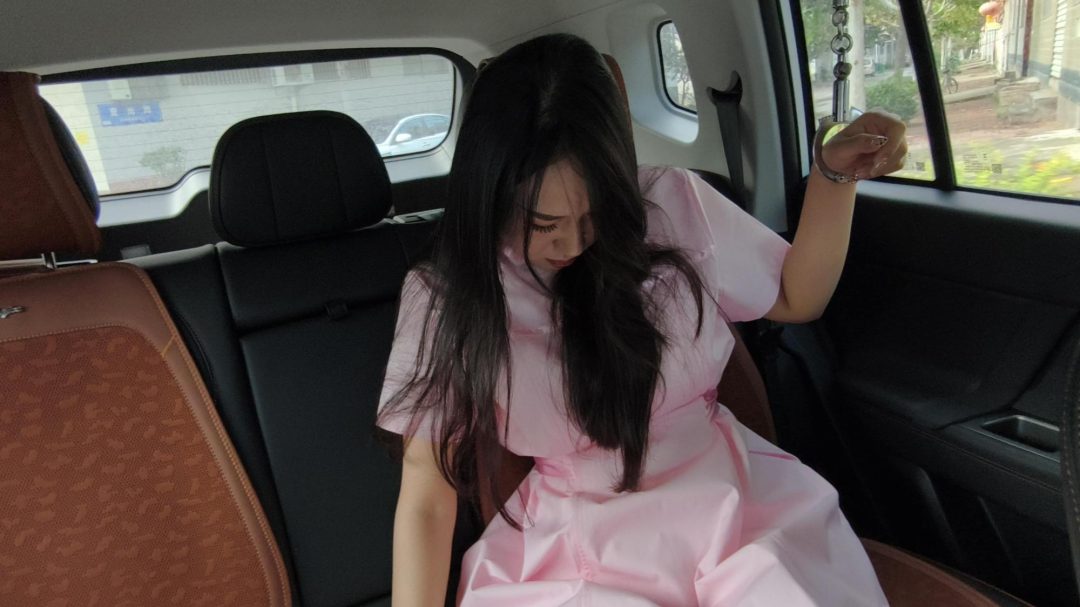 【鑫鑫工作室】周洁因涉嫌一起逮捕，她是一名美容院护士，与一名男顾客发展为男女朋友关系。某天，她给男朋友的老婆做面部护理时，在其美容针中掺了，导致对方。-2