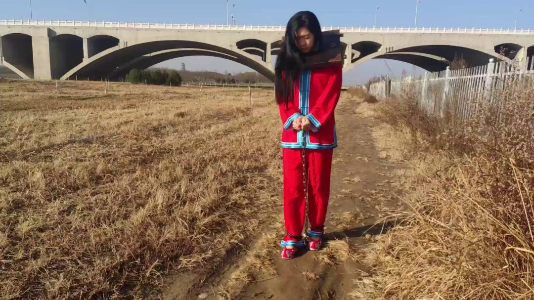 冬日户外 押着私人女囚逛江滨公园 超刺激 古装红罪衣木枷镣铐暴露在光天化日之下T教 还有旗袍哦-1