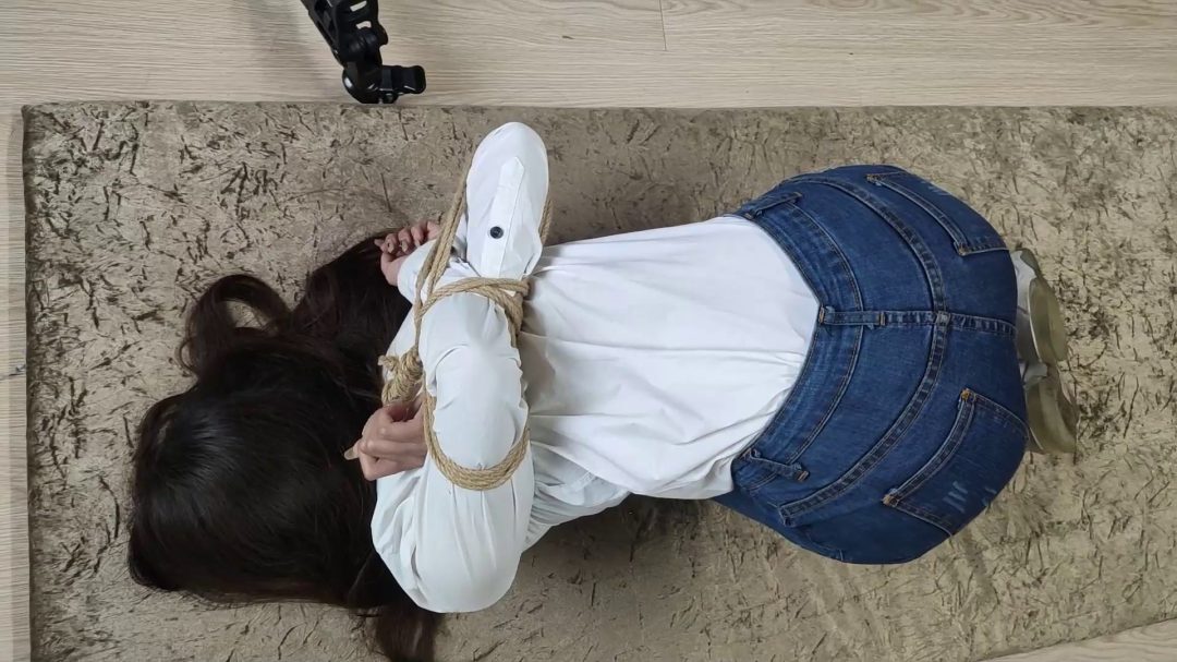 甜美的妹子跪趴在地上捆起来-7