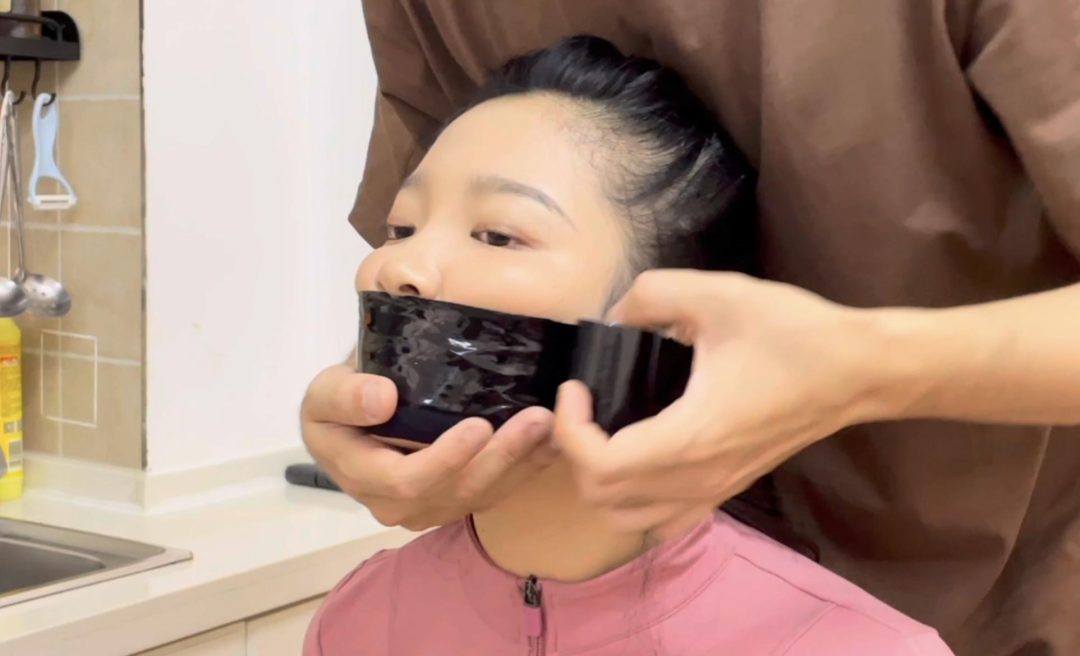【小橙】椅子上的黑色胶带捆绑，胶带封嘴后，静电胶带再封一层，肉丝蒙眼+蒙嘴，“呜呜呜”的享受~-5
