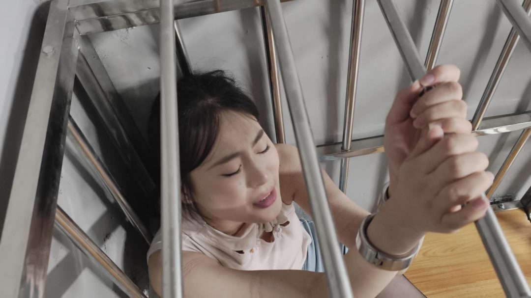 【鑫鑫工作室】依一和姿姿出演，妹妹依一被捆绑，蛇缚，tk,威胁说姐姐会来救她，最后把她关笼子里，结果姐姐来救她结果也被吊腿日式绑起来，各种折磨鞭打。-8