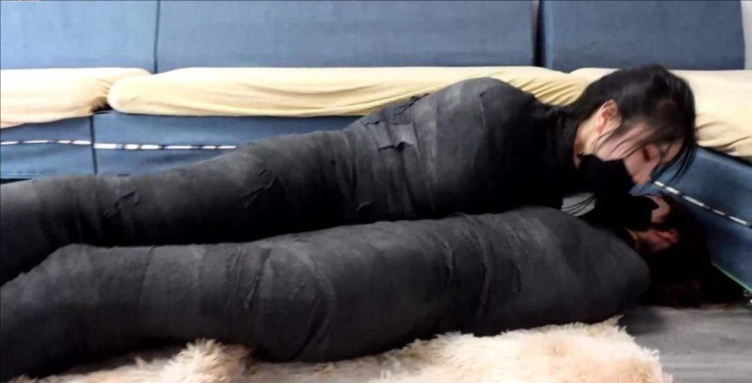 king剧情定拍！《神秘双人木乃伊下》2个美女被完美木乃伊全包 全包卖力挣扎全程吃力蠕动 超稀有双人木乃伊挣扎-9