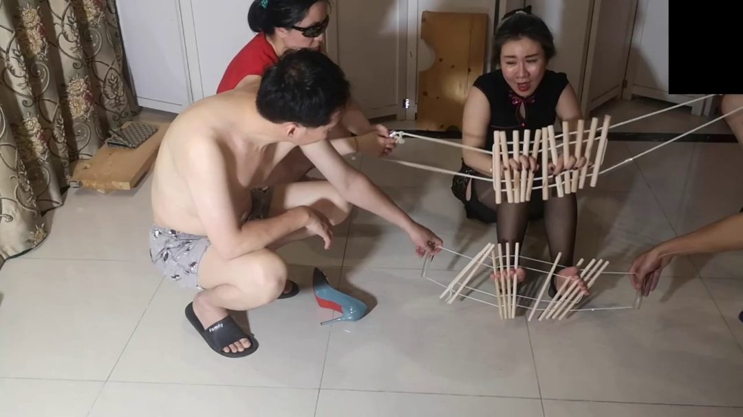 剧情林慧儿之殇 民国初年富家千斤林慧儿惨遭大盗柳世林欺凌 木枷夹指甩发戏曲审讯-6