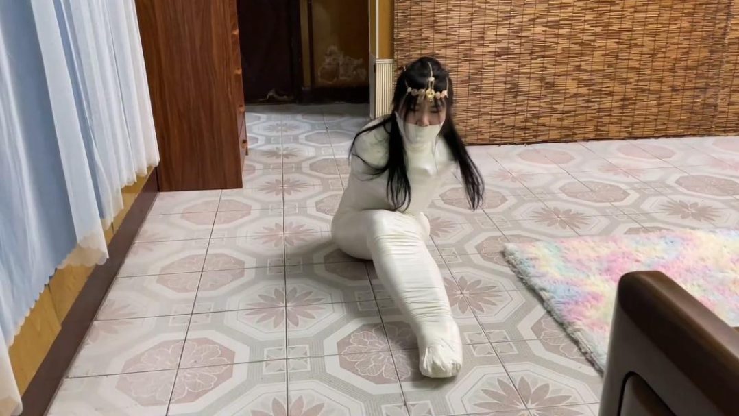 king定拍《美女直播的木乃伊诅咒 下》主播美女被诅咒变成完美的木乃伊 倒霉的美女只能像人茧一样满地蠕动妄图逃走 模特卖力表演挣扎蠕动 全包爱好者不要错过！-12