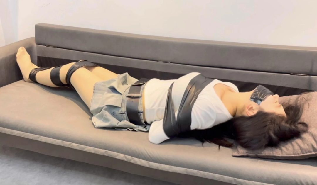 【小R】新模小R，很纯真的模特，表演力也很在线，胶带捆绑+封嘴，先来一波-7