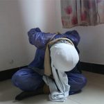 【臭脚妹妹】【雨衣紧缚】【黑丝帆布鞋】【多层丝袜套头】