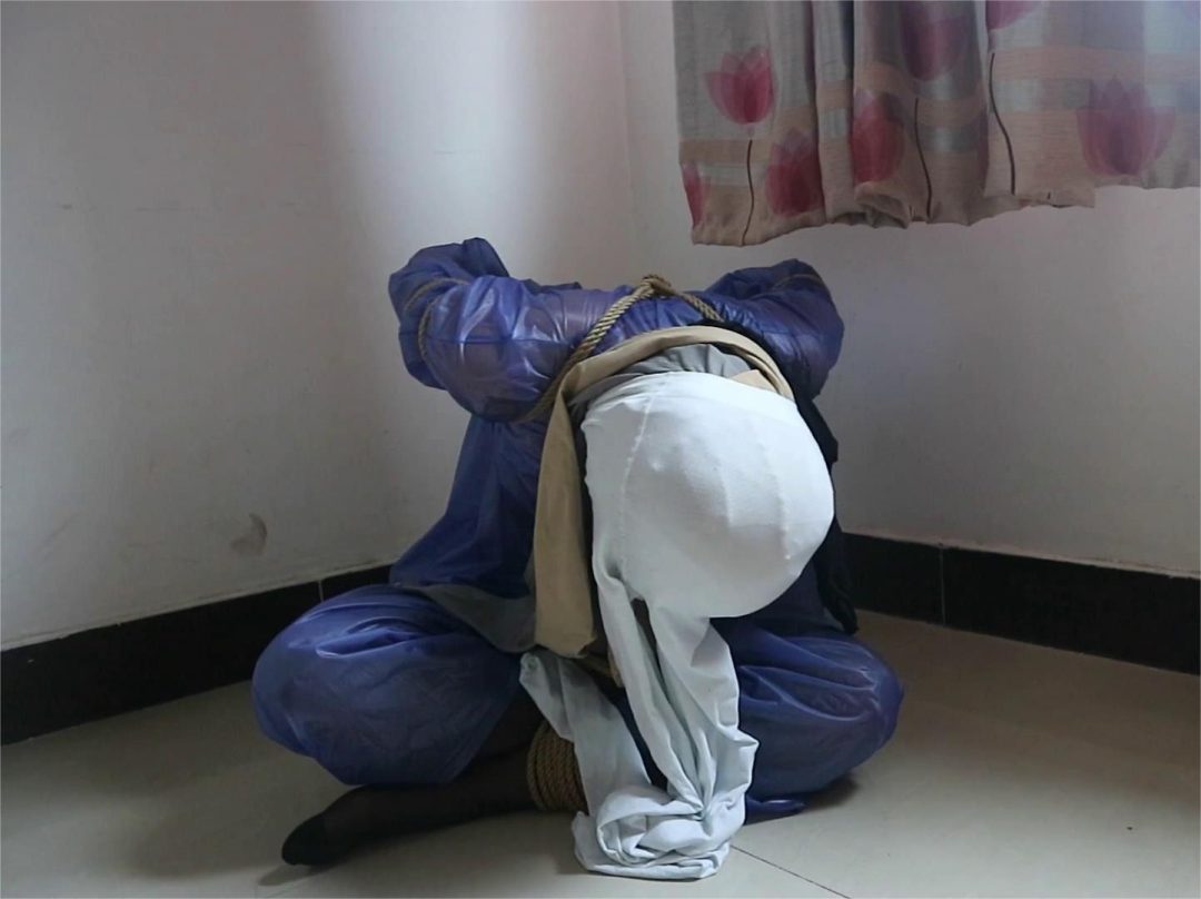 【臭脚妹妹】【雨衣紧缚】【黑丝帆布鞋】【多层丝袜套头】-1