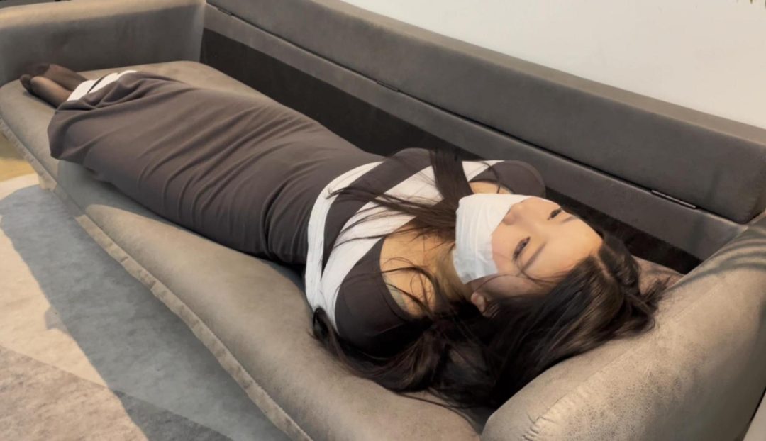 【小贝】许久不见的小贝，还是熟悉的配方，先是防水肤膜，然后白色胶带沾满脸，穿着黑丝，慢慢挣扎吧-13