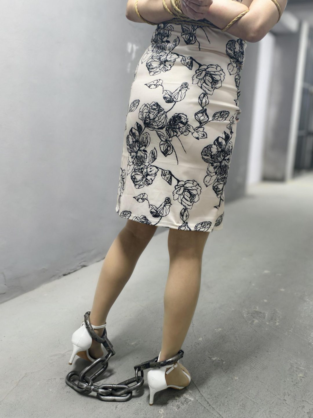 【鑫鑫工作室】本剧记录了我方一号情报员雅思被叛徒出卖，在销毁文件时被军统特务抓捕，反动派对情报员用尽了各种刑讯逼供，上老虎凳，电椅，被鞭打，始终坚守本心，最终被拉去了刑场枪毙。-8