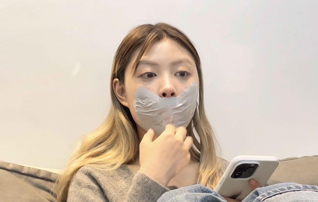 【小晗】小唅自己动手，3种胶带封嘴+脚部按摩，小唅笑起来的样子，很美-10