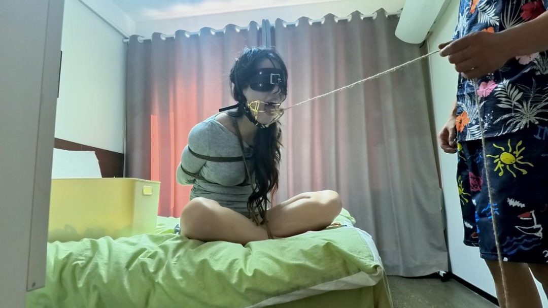 【Raymond】（绝对超值）（精品剧情）我的野蛮女友和她的温柔妈妈（第二集）：陈妈正在接受网调，不料小刚独自提前回来；为完成主人的任务，陈妈求情小刚帮忙捆绑并拍视频，却被女儿撞见-4