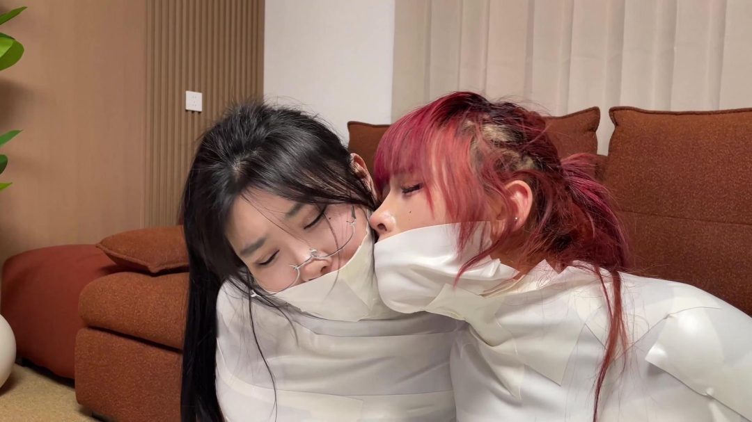 云雀定拍《被入室抢劫的美丽母女 下》 超人气漫画完美复刻 双人木乃伊捆绑蠕动 求救只有一墙之隔~-7