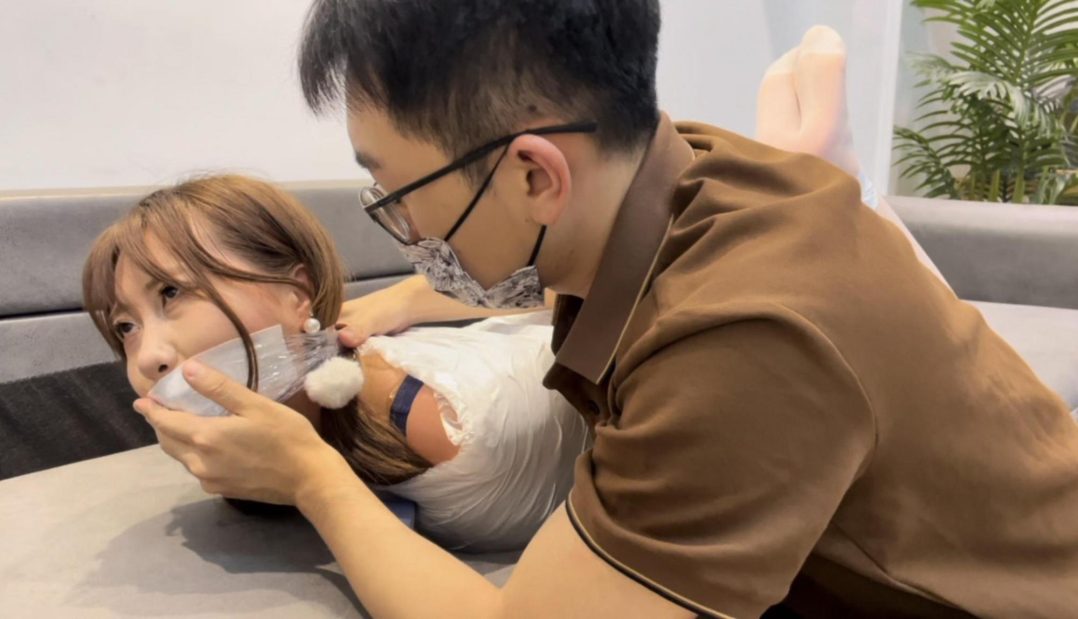 【小陈】【招模特】胶带捆绑后，驷马姿势的挣扎，嘴巴也塞满，再加上白丝与肉丝的结合~-9