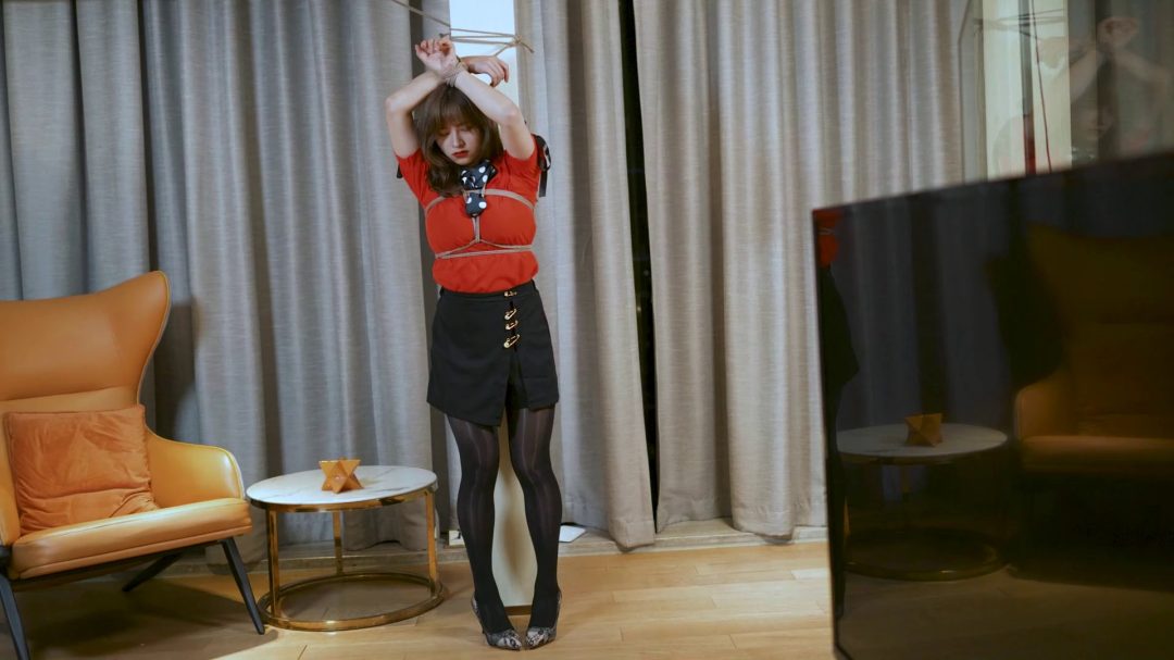 复古红色裙装，丝巾稍加点缀，紧贴柱子-6