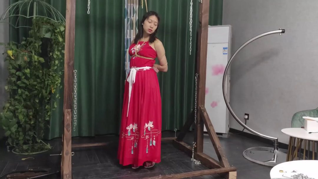 花嫁 被调教的新娘（上集） 汉服新娘戴着镣铐给主人洗脚 骑三角木马单腿吊酷刑 五花大绑藤条鞭打-2