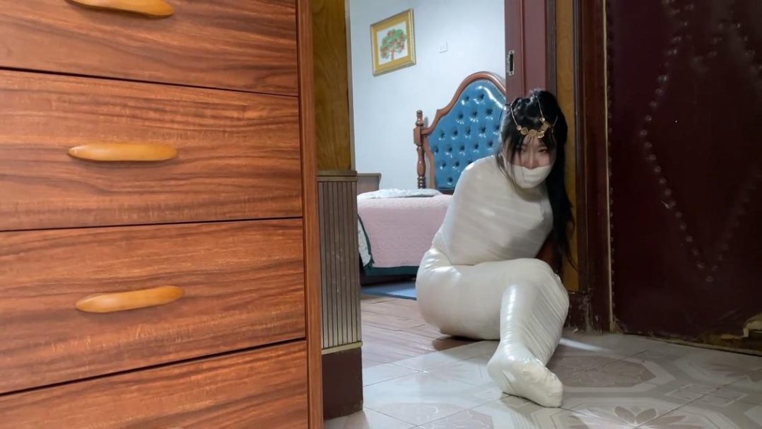 king定拍《美女直播的木乃伊诅咒 下》主播美女被诅咒变成完美的木乃伊 倒霉的美女只能像人茧一样满地蠕动妄图逃走 模特卖力表演挣扎蠕动 全包爱好者不要错过！-7