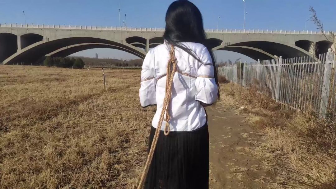 户外公园 手铐脚镣五花大绑逛公园 五四学生装 红肚兜-8