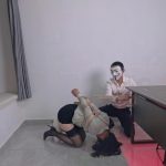 女神老板被下属调教第四集：痛苦的地狱（这集回音丫头被虐哭了，哭了依然继续拍。）（虐哭/尾巴/R头夹牵引/折腿跪地行走/后直臂提手）