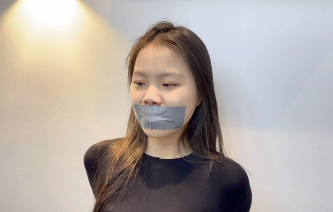 【小灵】胶带半包的小灵，很无奈，想挣脱，又挣脱不开，想说话，嘴巴又被封严实-5