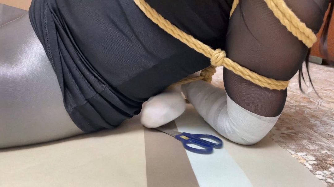 king云雀定拍《油光丝袜美女租客—粘液陷阱02》粘液丝袜 玩弄挠痒丝袜美脚 美女使劲全力逃跑 但全是滑滑溜溜怎么挣脱？油光灰丝-7