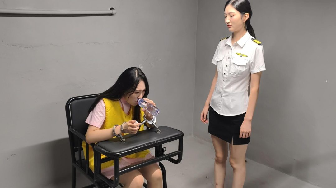 【鑫鑫工作室】周洁因涉嫌一起逮捕，她是一名美容院护士，与一名男顾客发展为男女朋友关系。某天，她给男朋友的老婆做面部护理时，在其美容针中掺了，导致对方。-5