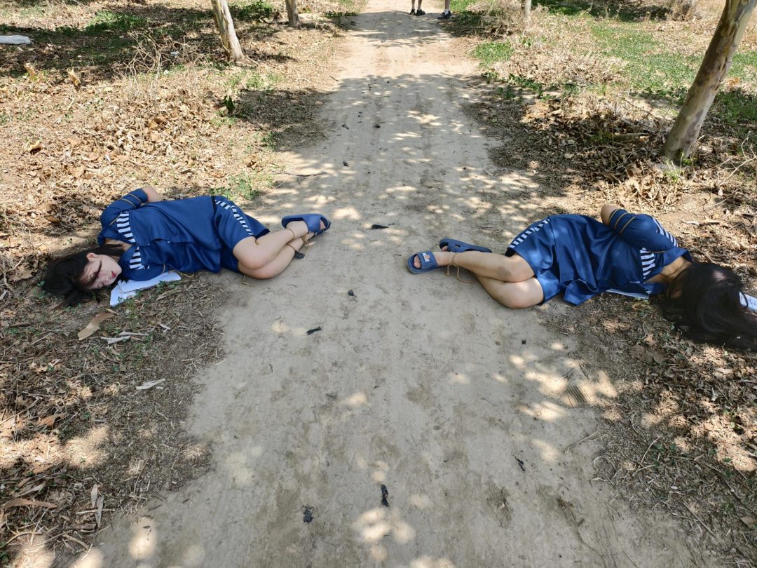 【鑫鑫工作室】新模特小艾云思饰演女贩和s人犯(下），被逮捕后户外指认现场，两人被判s刑带30斤重脚镣，最后在户外二人被q决，五花大绑，押赴刑场-6