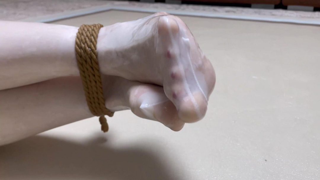 king云雀定拍《双层白丝美女—油光丝袜02》粘液丝袜 双层白丝袜包裹 粘液系列最后一步 性感油滑美腿 大量特写不要错过-8