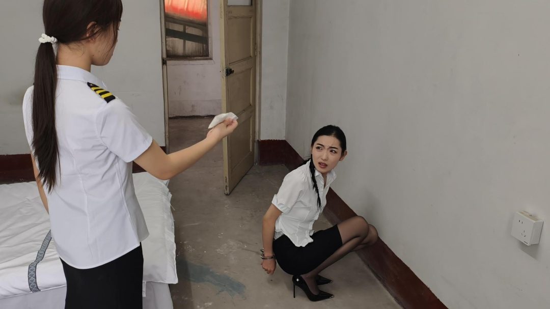 【鑫鑫工作室】新模特沈冰饰演女记者因工作需要（她本身就是女犯爱好者，托关系来监狱体验，被误抓后各种刑讯逼供，吊起来，吊脚，带重镣，驷马铐，关小黑屋-2