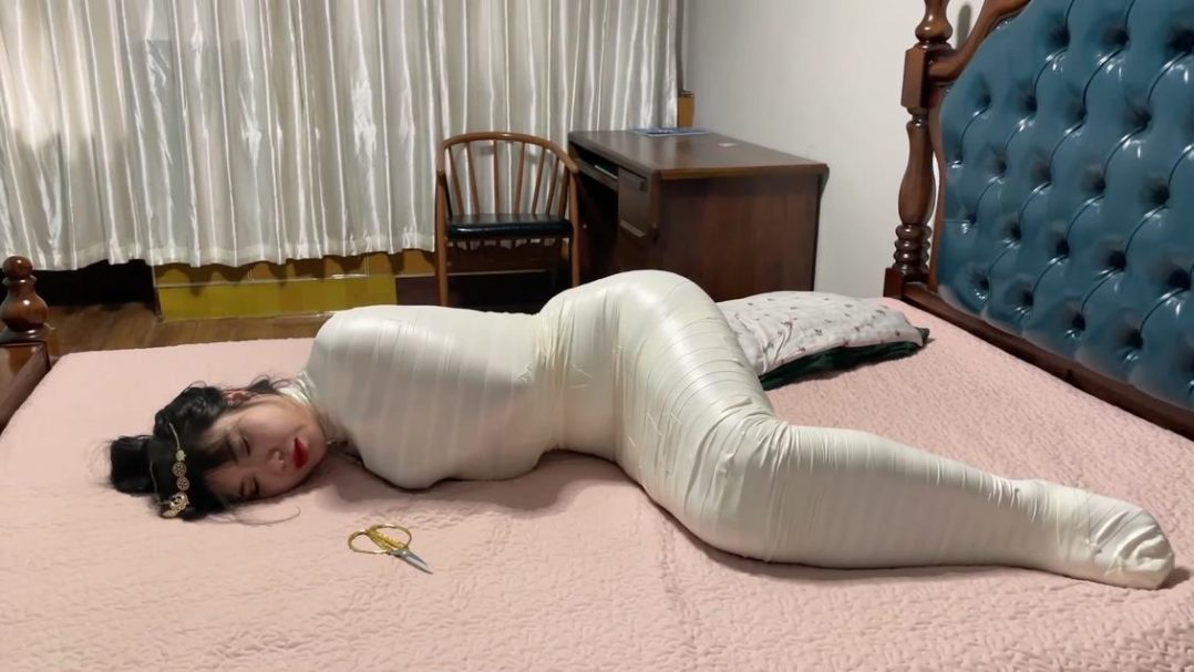 king定拍《美女直播的木乃伊诅咒 下》主播美女被诅咒变成完美的木乃伊 倒霉的美女只能像人茧一样满地蠕动妄图逃走 模特卖力表演挣扎蠕动 全包爱好者不要错过！-3