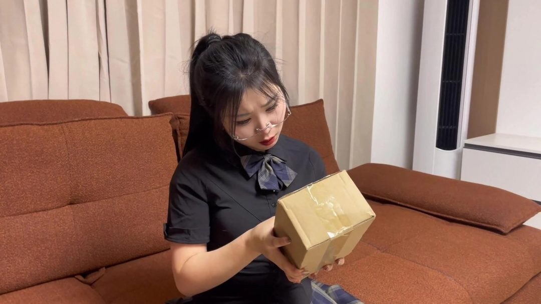 ing云雀定拍《双层白丝美女—油光丝袜01》粘液丝袜 双层白丝丝袜包裹 朋友在边上听歌 美女努力蠕动求救不能-1