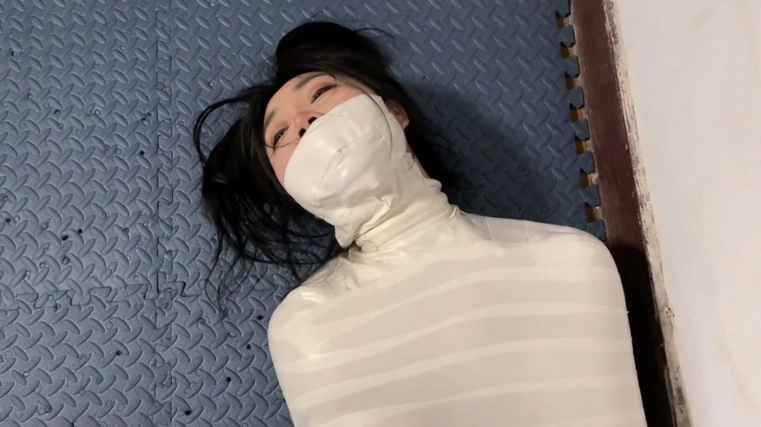 king定拍《过于谨慎的小偷 下》美女严密包裹木乃伊 使出浑身解数求救逃脱 每次即将逃脱都功亏一篑 美女挣扎全片卖力挣扎~-7