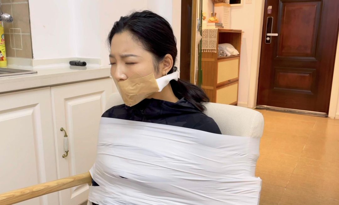 【小橙】【招模特】椅子上的白色胶带捆绑，4层胶带封嘴+丝袜蒙眼，多层封堵爱好者必看-5