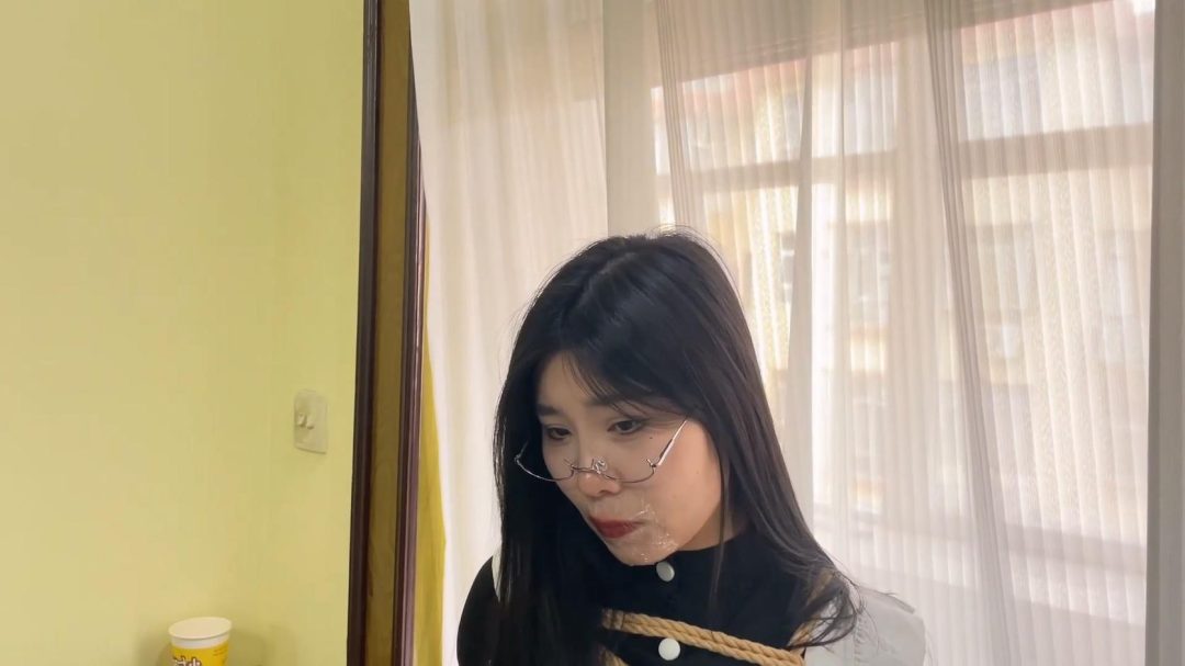 king定拍《女仆的调教日记01》黑长直眼镜妹 被强制调教成女仆 被捆绑肆意玩弄羞辱测试 性感白丝 紧身女仆装 勒肉的绝对领域~强制调教训练不要错过！-2