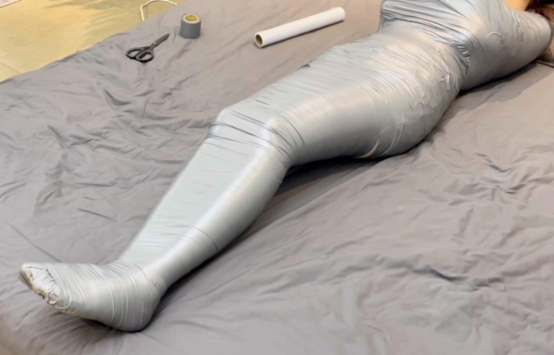 【小陈】胶带半木乃伊后，抚摸着小陈的嘴巴，可惜她说不了话，躺在怀里，来感觉后，嘿嘿嘿~-5