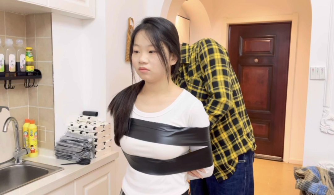 【小R】新模小R，很纯真的模特，表演力也很在线，胶带捆绑+封嘴，先来一波-2