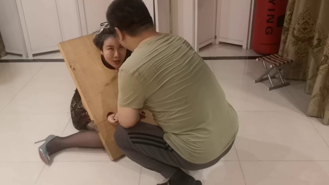 剧情林慧儿之殇 民国初年富家千斤林慧儿惨遭大盗柳世林欺凌 木枷夹指甩发戏曲审讯-1