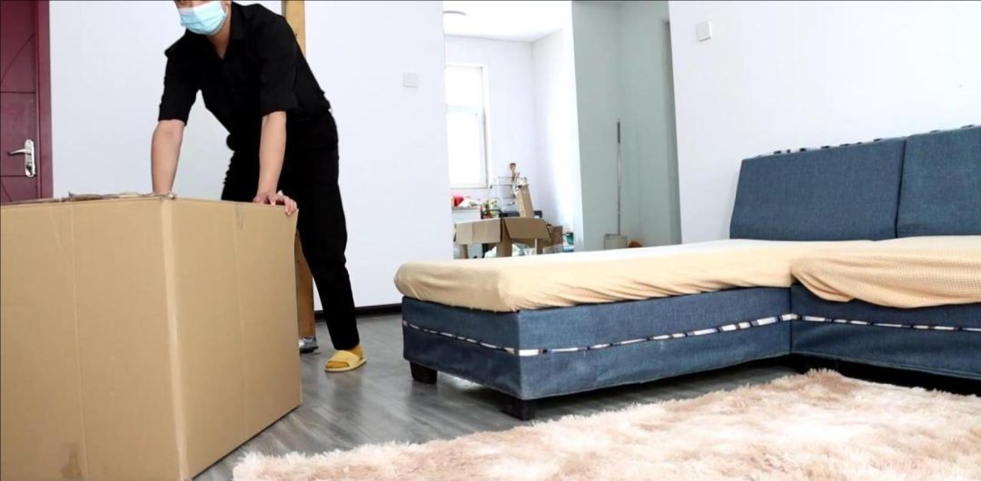 king定拍《快递~性感真人抱枕》传说中的快递真人抱枕 性感全包美女 还可以用遥控器控制 可怜人茧吃力求救-1