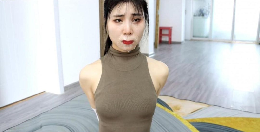 KING精彩定拍《被控制的真人美女玩偶续集01》高领白丝美女玩偶 身体被控制被人肆意玩弄控制-5