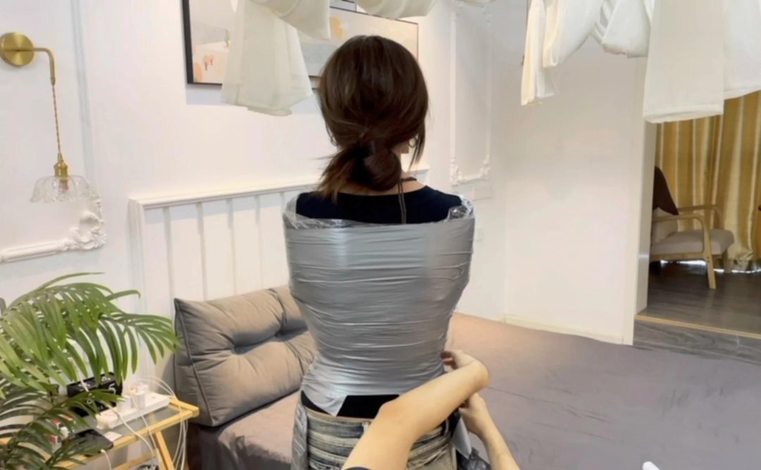 【小陈】胶带半木乃伊后，抚摸着小陈的嘴巴，可惜她说不了话，躺在怀里，来感觉后，嘿嘿嘿~-3