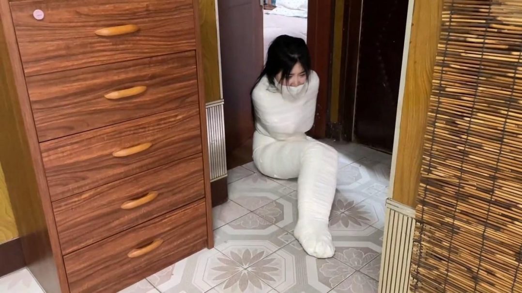 king定拍《过于谨慎的小偷 下》美女严密包裹木乃伊 使出浑身解数求救逃脱 每次即将逃脱都功亏一篑 美女挣扎全片卖力挣扎~-3