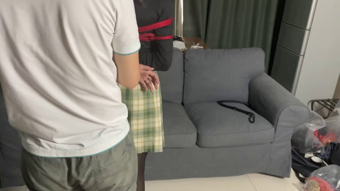 两个模特互相用猜拳决定绳艺比赛-5