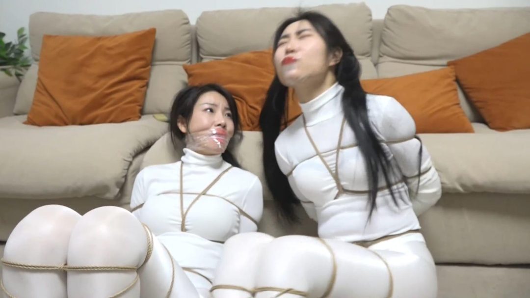 king定拍《鬼屋缚影——自动拘束魔绳》刘洋 吴晗性感油光白丝美女 自己捆绑的魔绳 越挣扎捆绑越紧 超严密捆绑白丝人粽-7