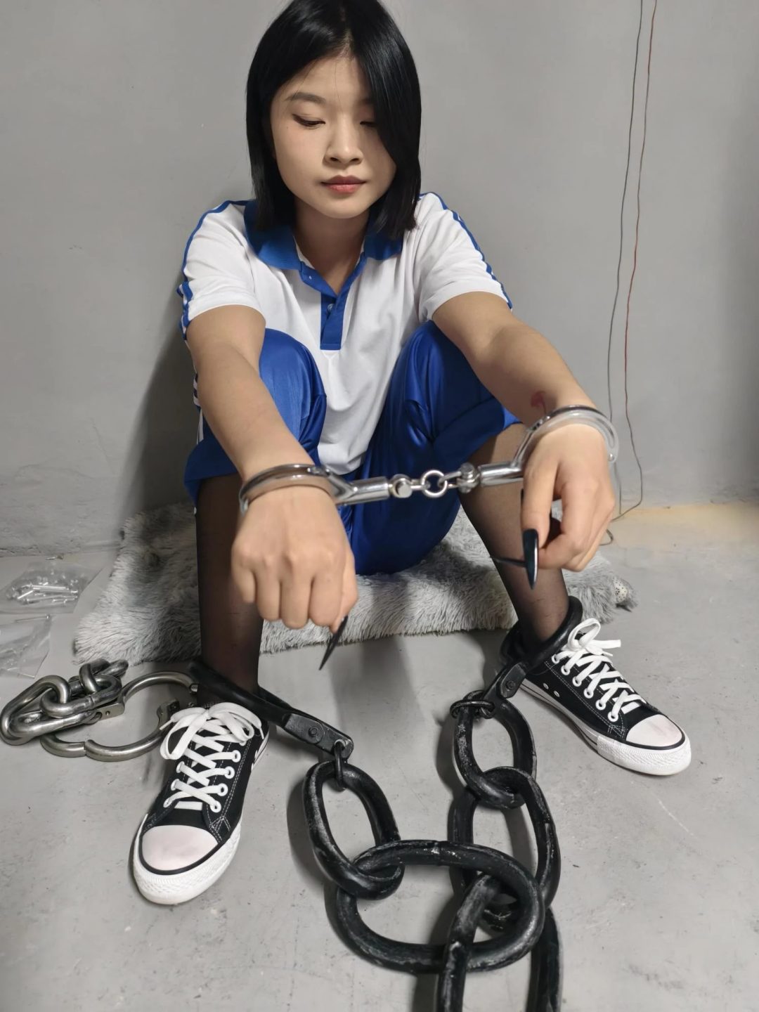 【鑫鑫工作室】反骨妹妹体验记-新模特小儒扮演不想上学的妹妹，来姐姐单位找姐姐玩，想体验监狱生活当女囚，兴奋的拿起手铐脚铐把自己铐起来，姐姐为了惩罚妹妹，套路她给她戴上最重的脚镣，各种重镣都给妹妹挨-12