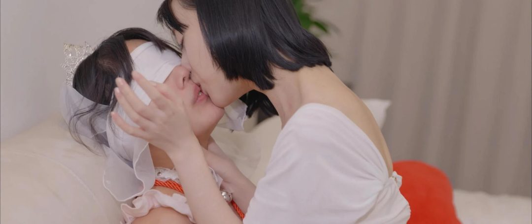 【红鲤鱼剧情】闺蜜被出轨男家暴，我把小三绑起来强吻！-11