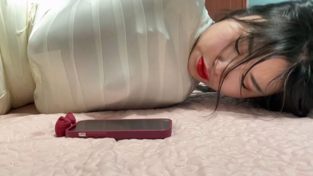 king定拍《过于谨慎的小偷 上》入室小偷将熟睡的美女严密包裹 变成了木乃伊 可怜美女户主奋力挣扎 踢踹小偷却被轻易制服玩弄-5