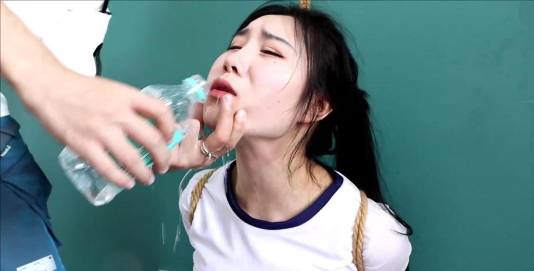 king剧情定拍！《日式白丝体操服美女的囚禁游戏03》踮脚股身吊缚 强迫像小狗一样拴住玩逃脱游戏-2