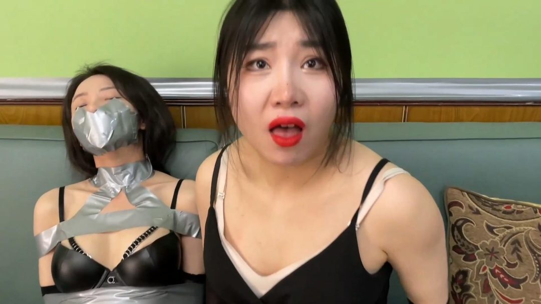 king定拍《绑架女奴直播间 下》黑丝油光 刘洋 吴晗 美女主播直播绑架美丽御姐 结果榜一大哥出高价把主持人也买了 2个美女都被捆绑玩弄了-2